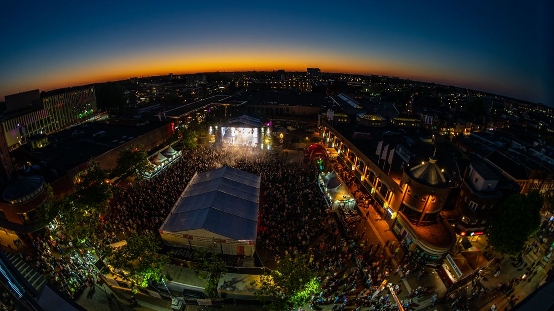 Op het Koopmansplein staat nu nog het hoofdpodium tijdens het TT Festival (Rechten: RTV Drenthe/Kim Stellingwerf)