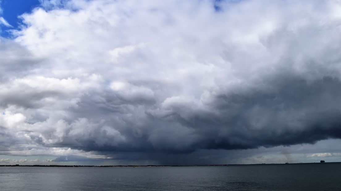 Donkere wolken boven de Westerschelde