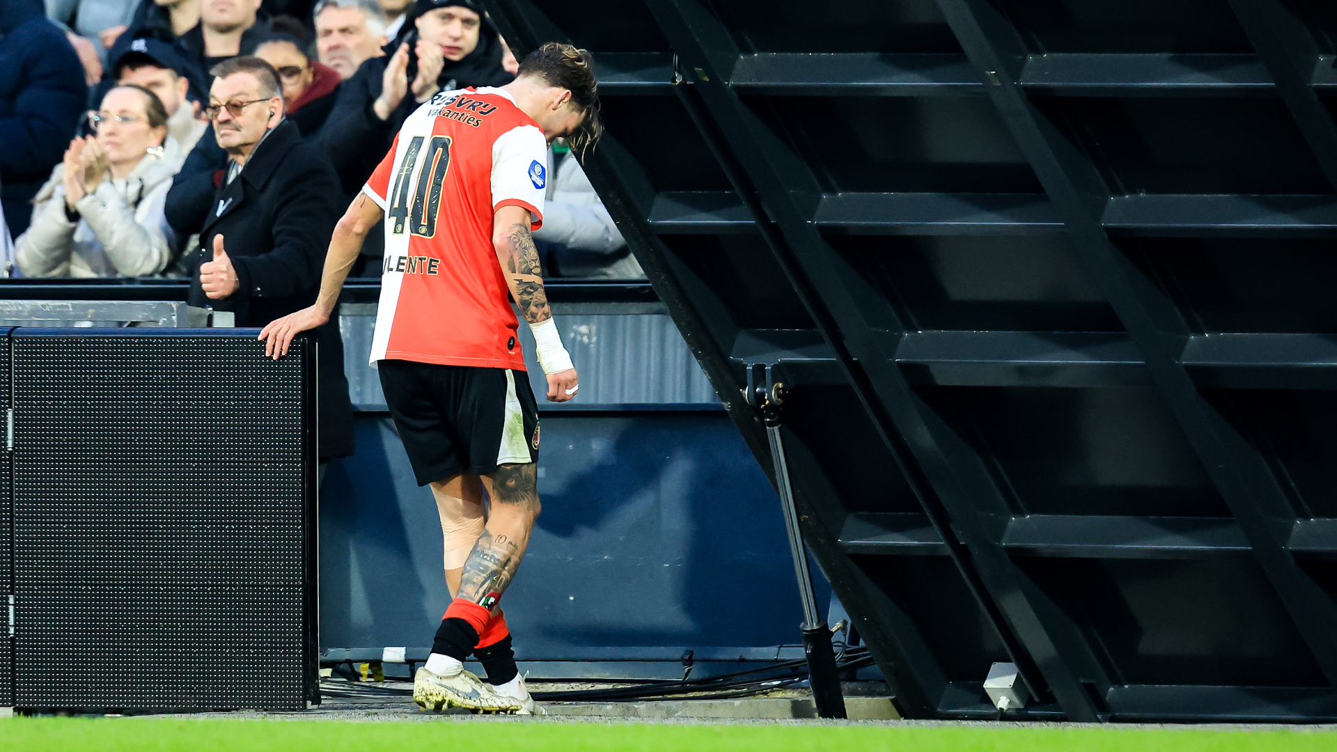 Luciano Valente verlaat het veld na tweede gele kaart tegen FC Twente