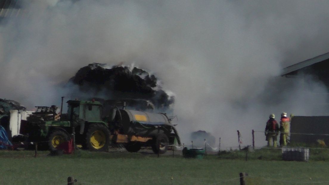 De brand woedt naast de stal die inmiddels is ontruimd