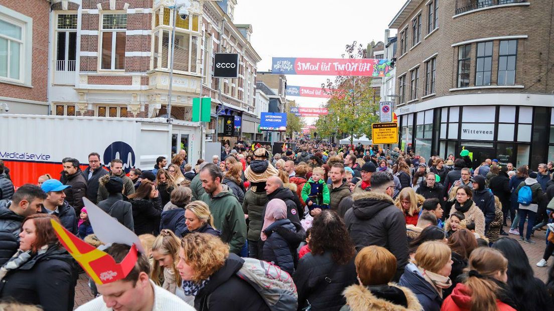 De politie heeft zaterdag enkele mensen aangehouden bij de landelijke intocht van Sinterklaas in Apeldoorn. De intocht had twee primeurs: Sint kwam voor het eerst niet aan op een stoomboot, maar met een stoomtrein. En voor het eerst werd hij niet begeleid door Zwarte Pieten, maar door roetveegpieten.