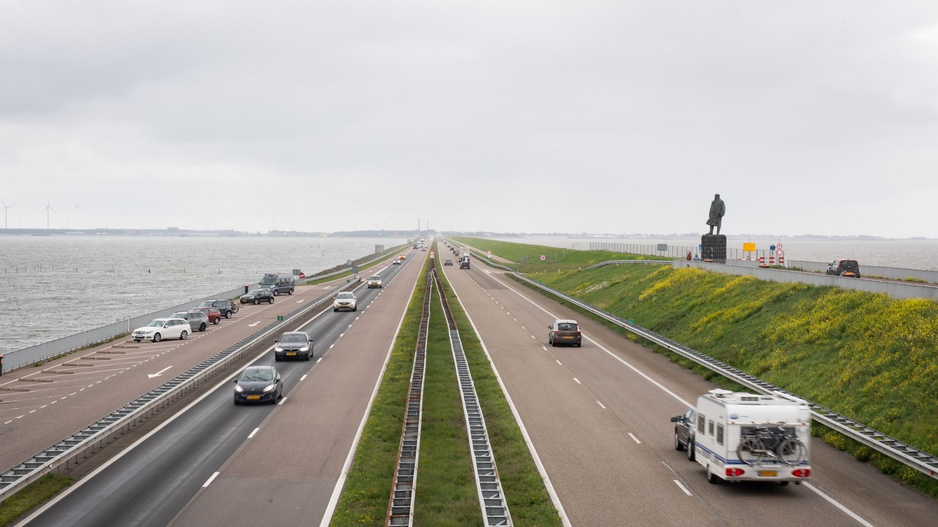 Storing Afsluitdijk verholpen, nog wel één rijstrook dicht - Omrop Fryslân