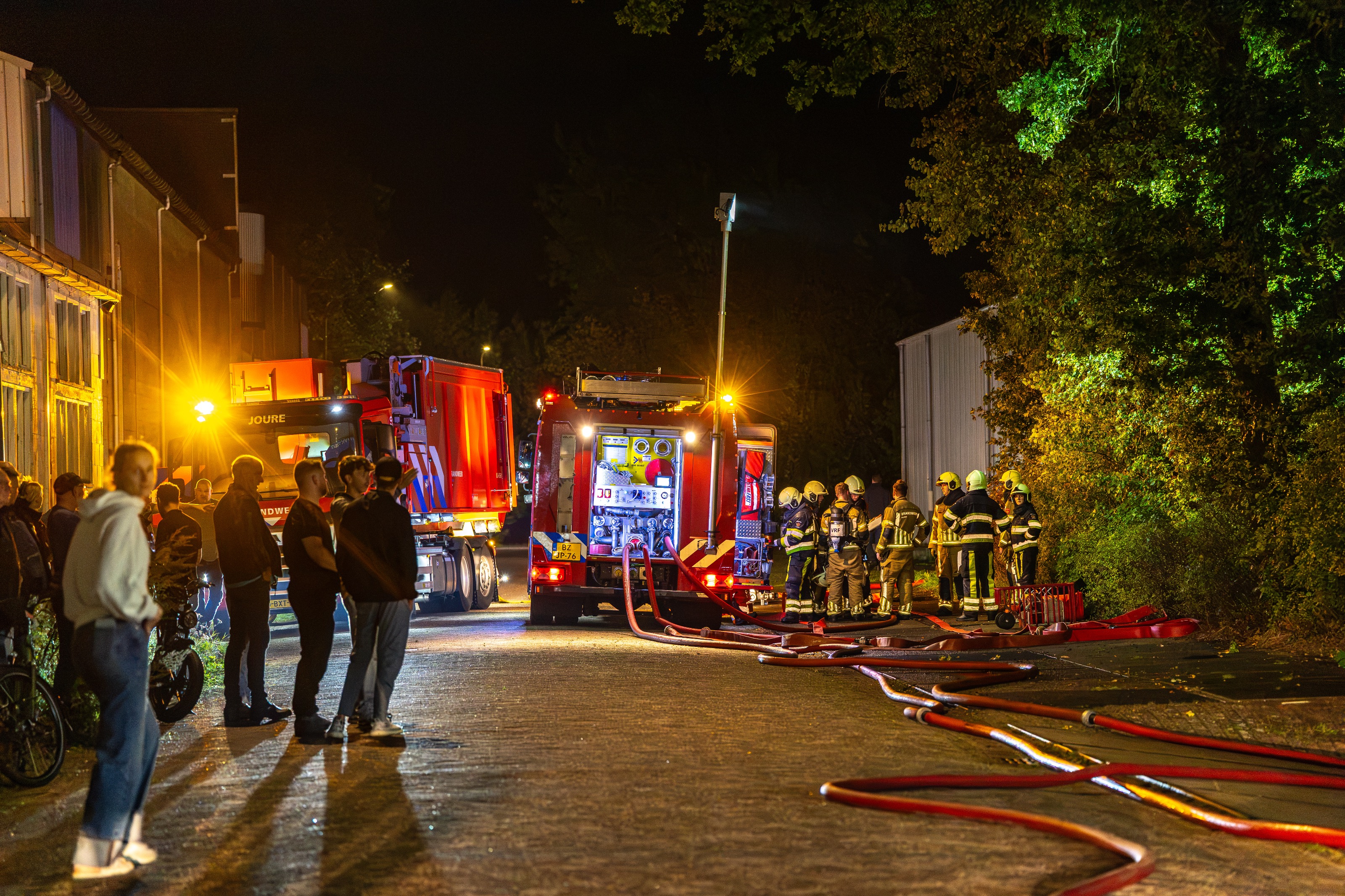 Toeschouwers bij de brand in Heerenveen