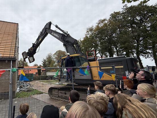 Vleermuizen weg, sloop van start: School Eext tegen de vlakte