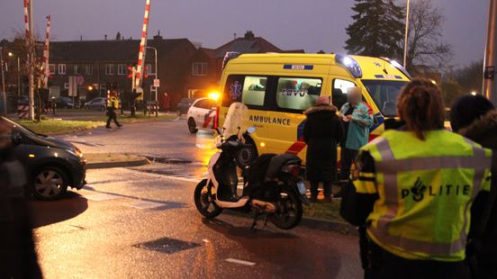 Scooterrijder gewond bij botsing in Amersfoort, Vermeerstraat tijdelijk gestremd. Scooterrijder gewond bij botsing in Amersfoort, Vermeerstraat tijdelijk gestremd.