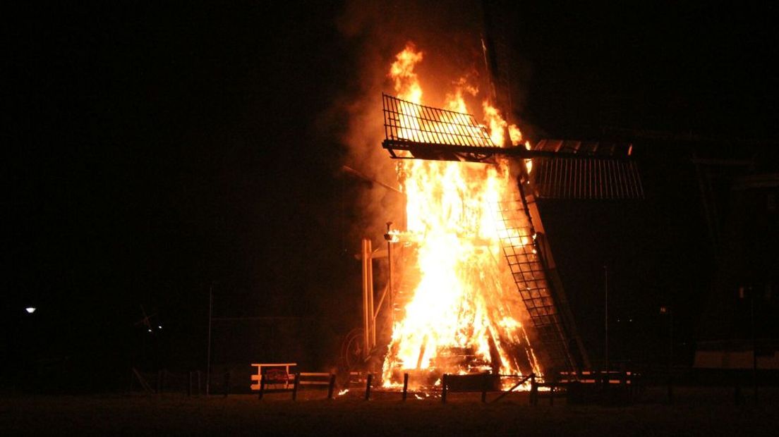 De molen stond in maart 2016 in vuur en vlam.