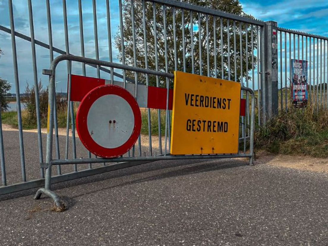 Door het lage water is de pont uit de vaart.