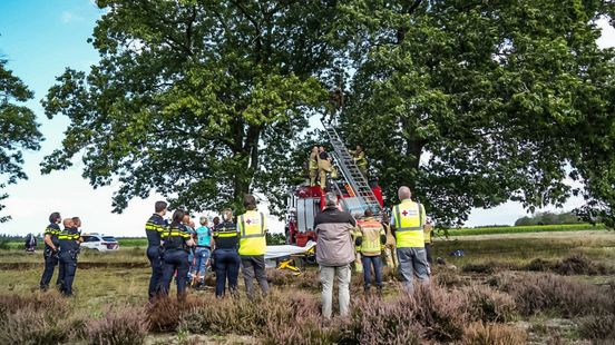 Botsing met legervoertuig • parachutist in boom