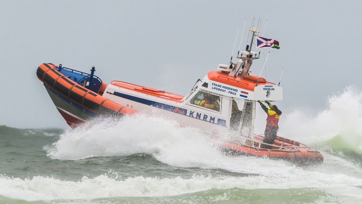 Opvarende gewond geraakt op boot bij Makkum, KNRM en kustwachtheli ingezet