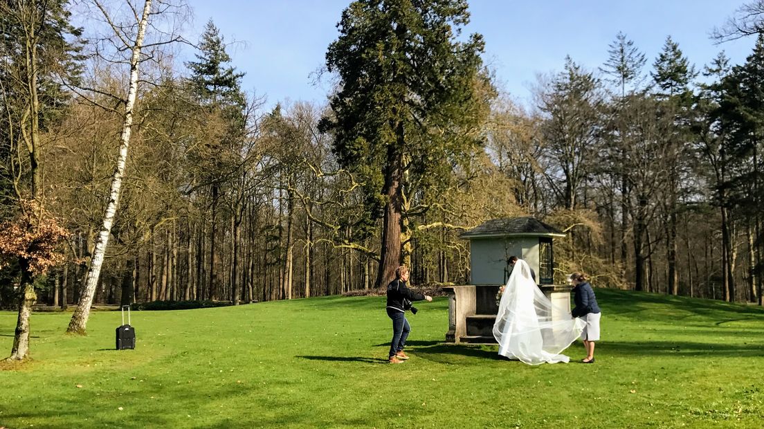 Iedere zondagochtend tussen 7.00 en 10.00 uur struint verslaggever Laurens Tijink door de Gelderse natuur. Deze zondagochtend leidt Gerard Heemskerk, educatief boswachter van Geldersch Landschap en Kastelen, Laurens rond op de witte pauwenburcht: Landgoed Staverden.