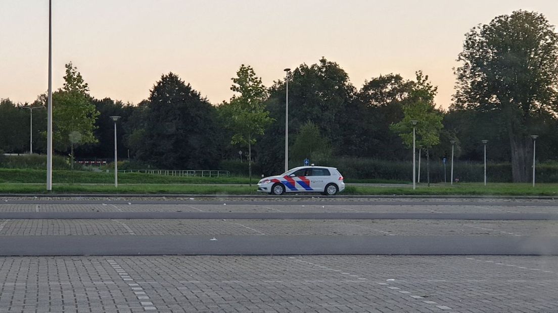 Politie wil nieuwe carmeeting voorkomen: Auto's worden geweerd van parkeerplaats ijsbaan Enschede