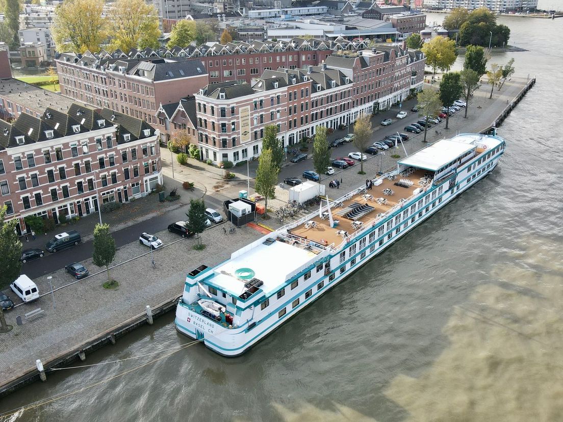 Een van de asielboten waar vluchtelingen worden opgevangen in Rotterdam