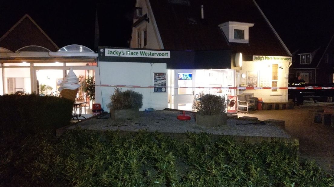 Aan de Vredenburgstraat in Westervoort is zaterdagavond cafetaria Jacky's Place overvallen. De daders zouden de eigenaresse in het gezicht hebben geslagen.