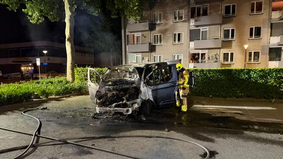 Busje vat vlam op parkeerplaats, oorzaak onbekend Nieuws