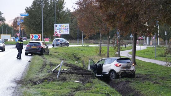 Auto belandt in greppel na botsing met lantaarnpaal. Auto belandt in greppel na botsing met lantaarnpaal.