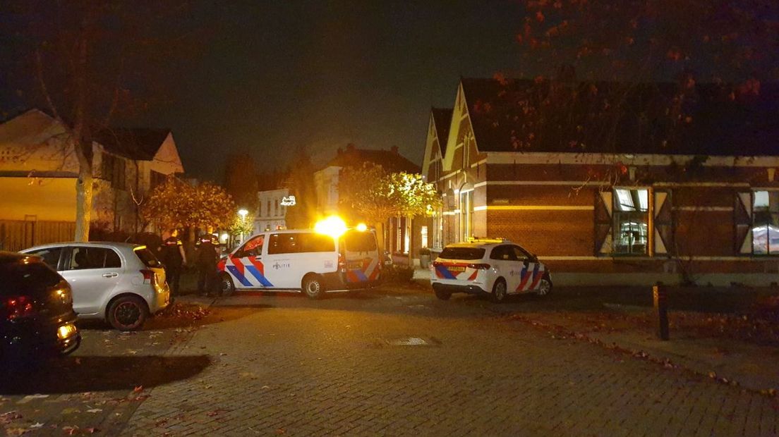 De politie is uitgerukt naar de Spoorstraat in Goor na een melding over een schietincident.