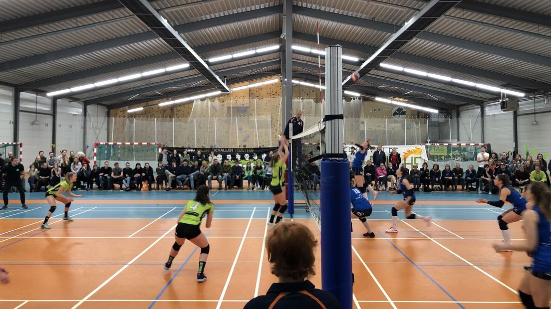 Veracles, links in het groen, verdedigt een aanval van Sliedrecht Sport
