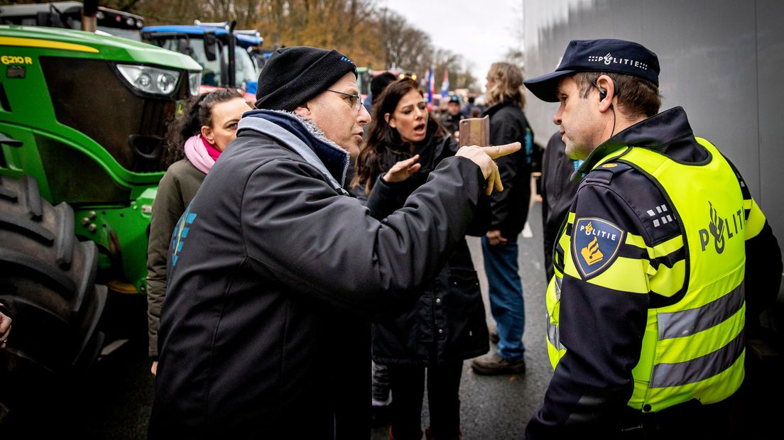 Boeren in gesprek met de politie in Den Haag