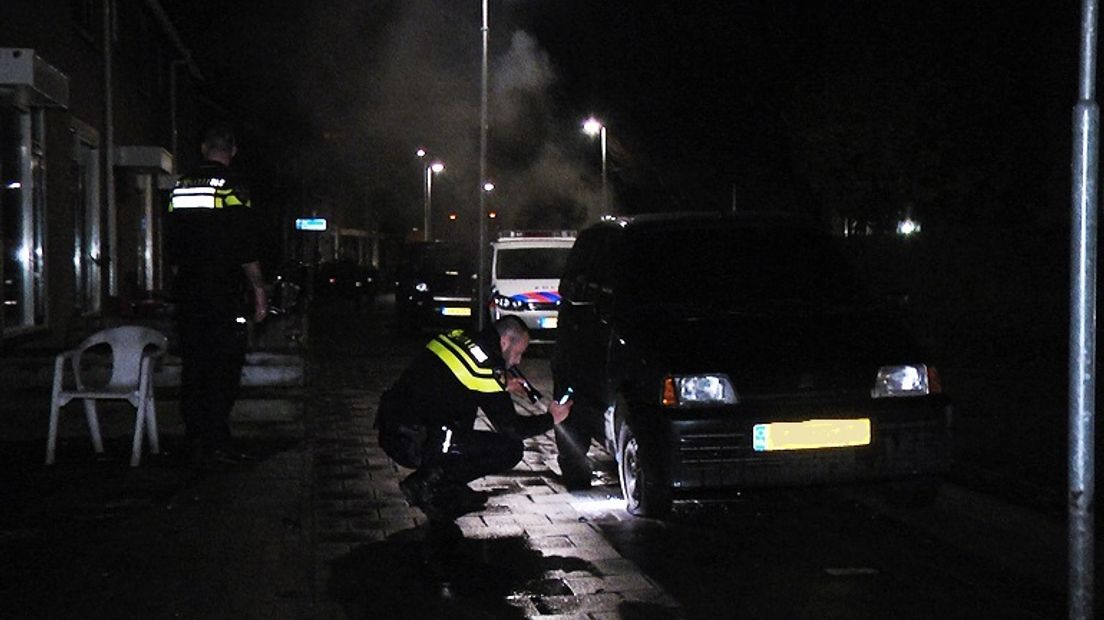 De politie doet onderzoek bij de auto in Hoogeveen (Rechten: Persbureau Meter)