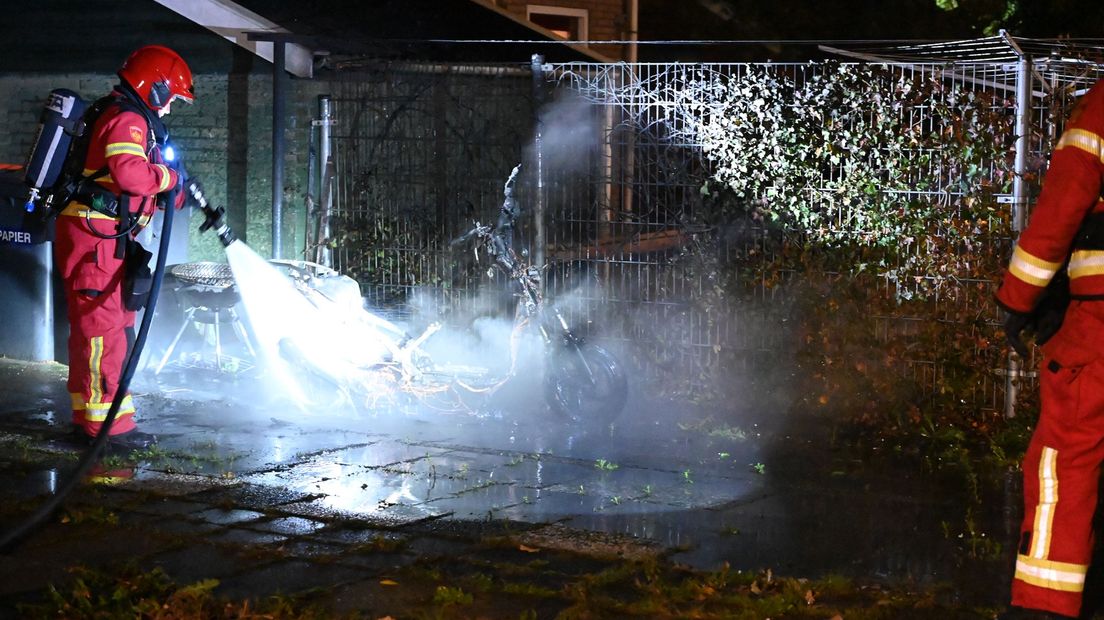 De brandweer blust de scooter