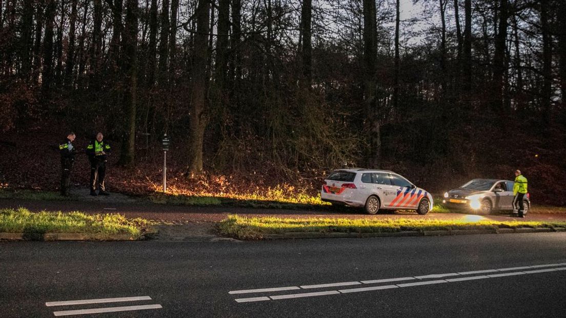 De politie doet onderzoek bij het Sonsbeekpark in Arnhem.