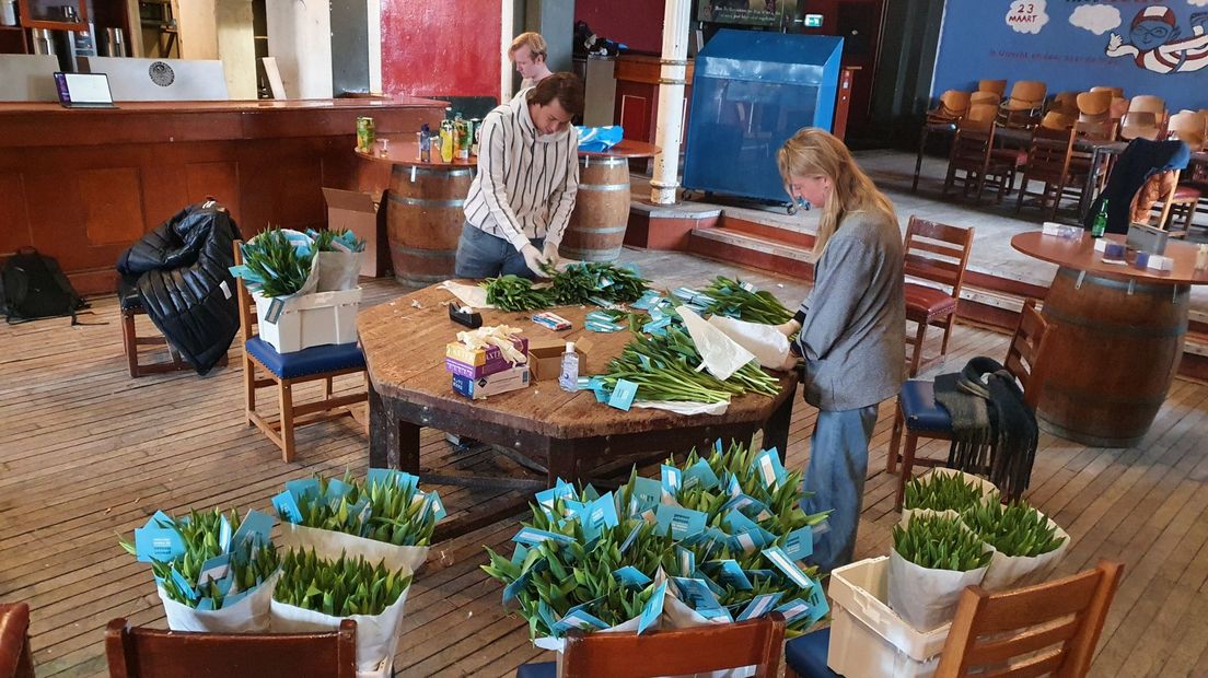 Delftse studenten maken bosjes tulpen voor senioren.