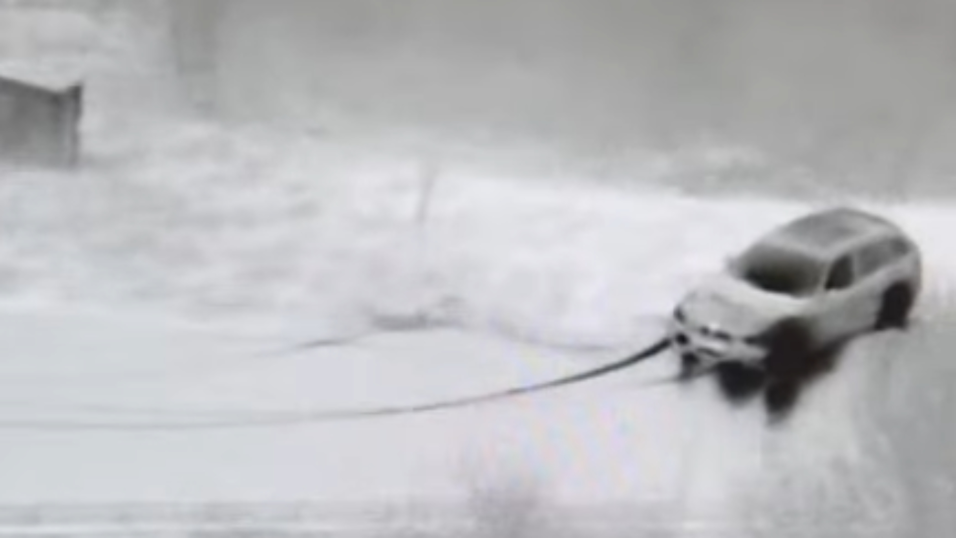 BMW-bestuurder racet, drift en belandt in berm