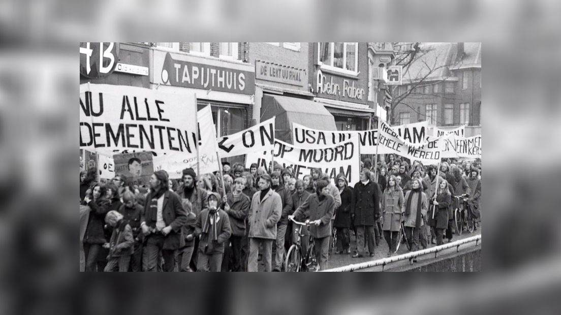 Demonstraasje tsjin de oarloch yn Fjetnam yn Ljouwert yn de jierren '70