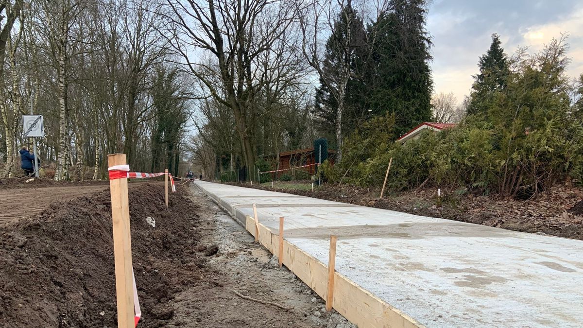 Betonnen fietspad dwars door archeologisch rijksmonument bij Anloo