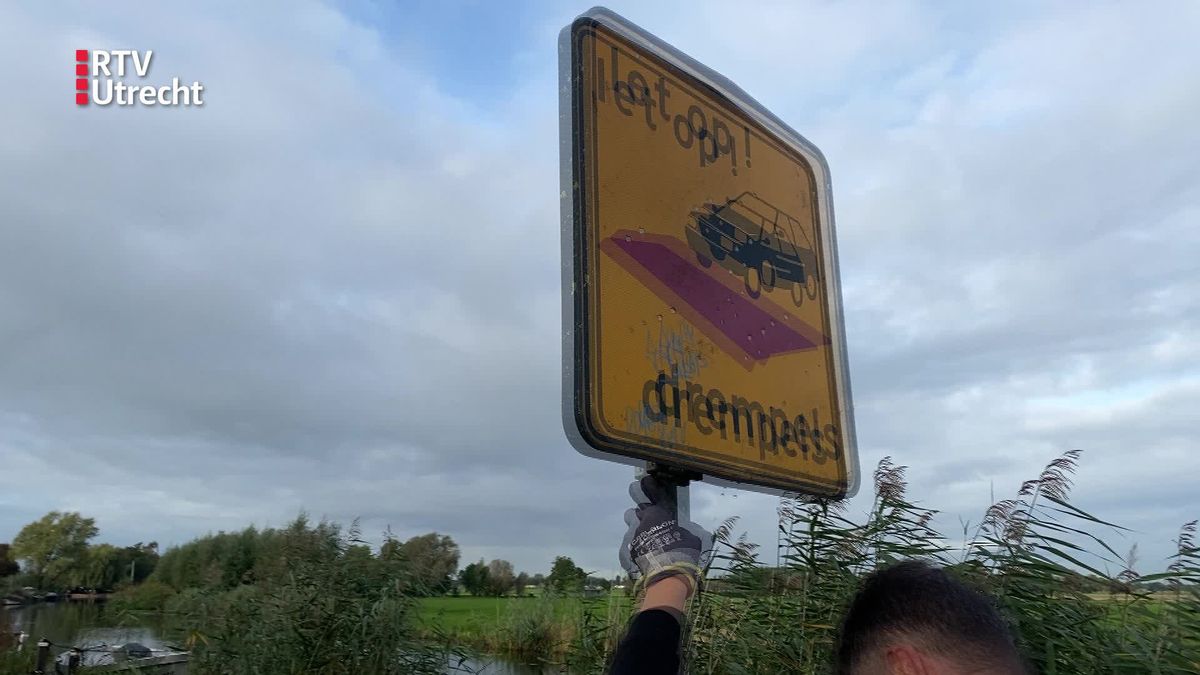 In Baambrugge worden verkeersborden uit de grond getrokken: 'Wel zonde, kost zo 70 euro per bord'