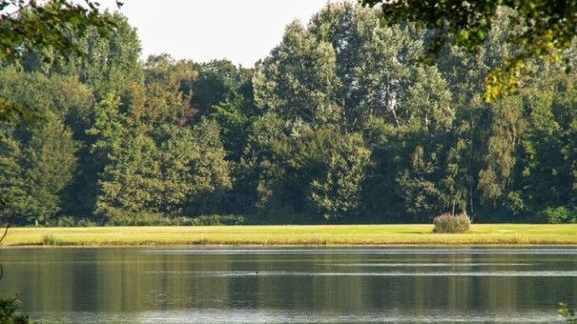 Metaaldeeltjes gevonden op het strand 't Hilgelo in Winterswijk. Zeven en bodemonderzoek volgt.