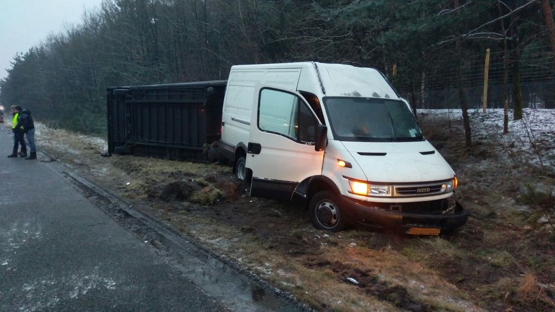 Het ijzelt deze morgen in Gelderland, en dat maakt de wegen spekglad. Er zijn al tientallen ongelukken gebeurd in de provincie. Vanwege de gladheid wordt dan ook gewaarschuwd niet de weg op te gaan wanneer dat niet hoeft.