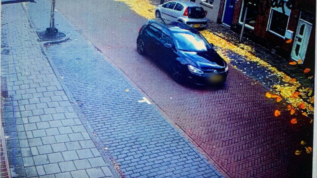 De auto van het Servische gezin op camerabeeld