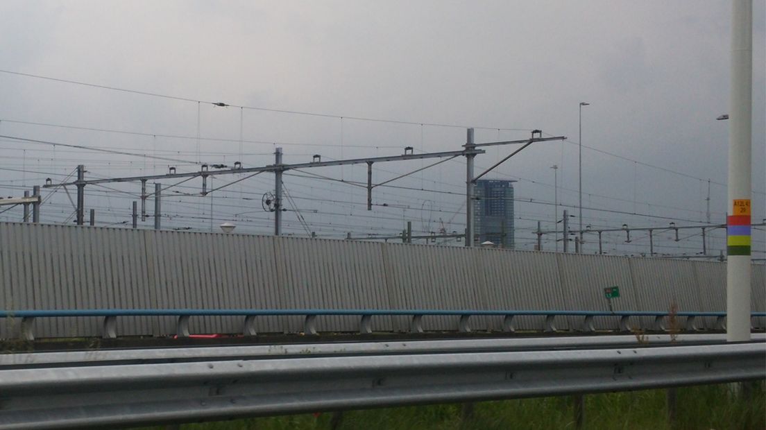 Een lantaarnpaal langs de A12 met de bewuste regenboogsticker.