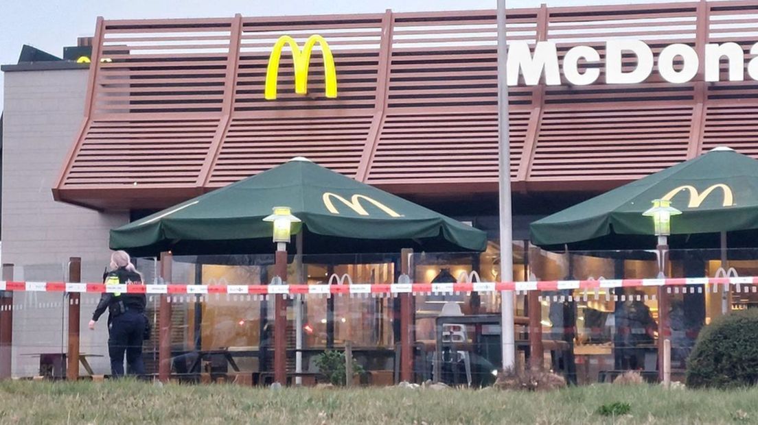 De McDonald's in Zwolle vlak na de schietpartij