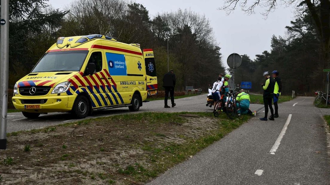 Wielrenner naar ziekenhuis na ongeluk in Beerze