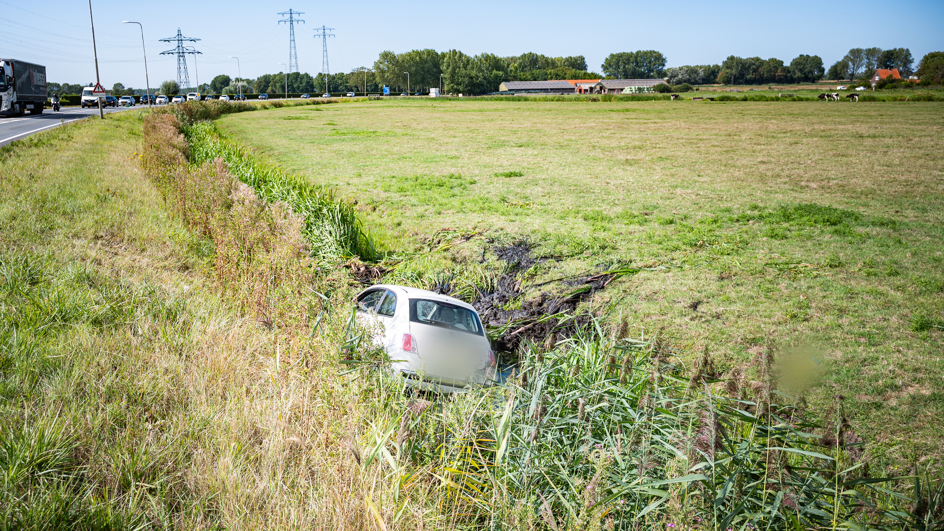 De auto kwam in een sloot terecht langs de Groene Kruisweg Oost.