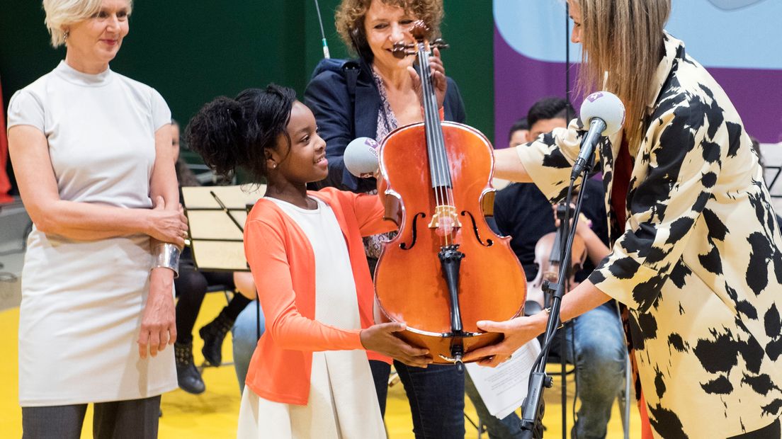 'Deze viool was van mijn vader. Hij heeft 'm ooit geruild met een zigeuner in de Achterhoek tegen een andere viool. En nu mag iemand anders 'm hebben'. Dat zegt de Apeldoornse Andrea van Rij als ze het oude instrument inlevert bij Markant in Apeldoorn. Het centrum voor kunsteducatie is één van de twee inleverpunten in Gelderland voor de actie 'Klassiek Geeft' van Radio 4. Het andere inleverpunt is in Doetinchem.