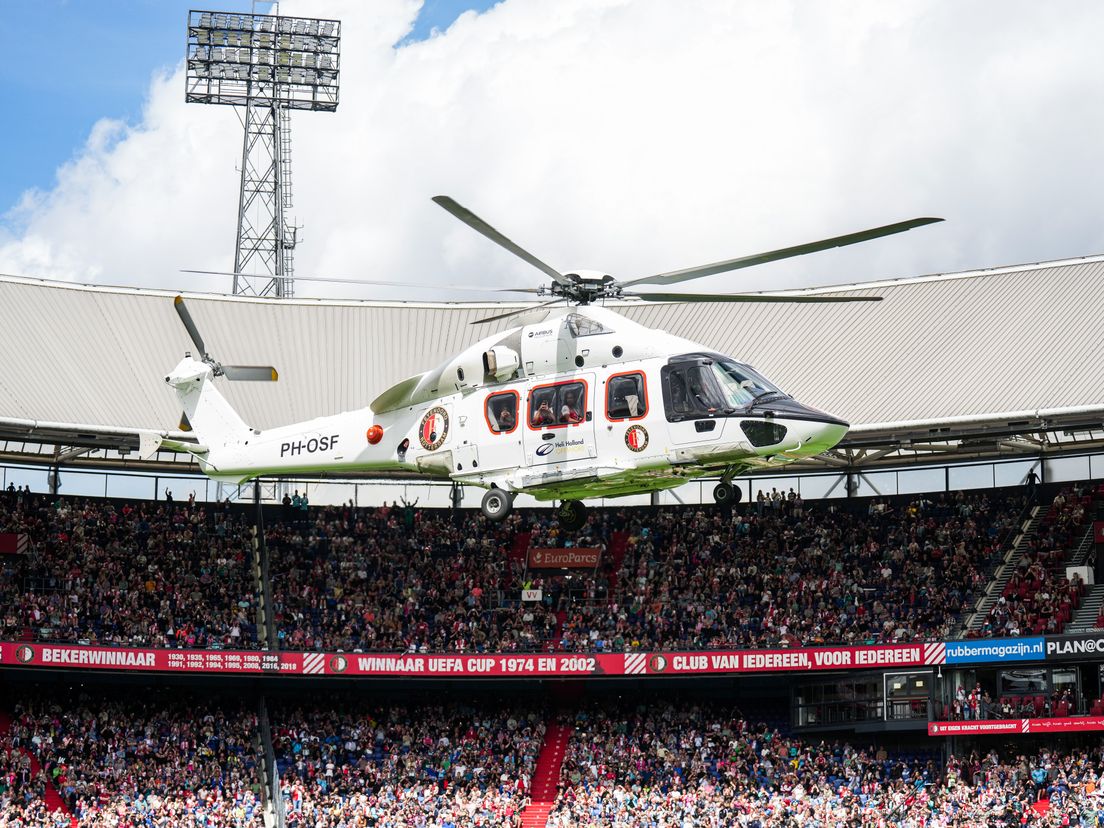 De helikopter landt in De Kuip voor het Feyenoord Festival