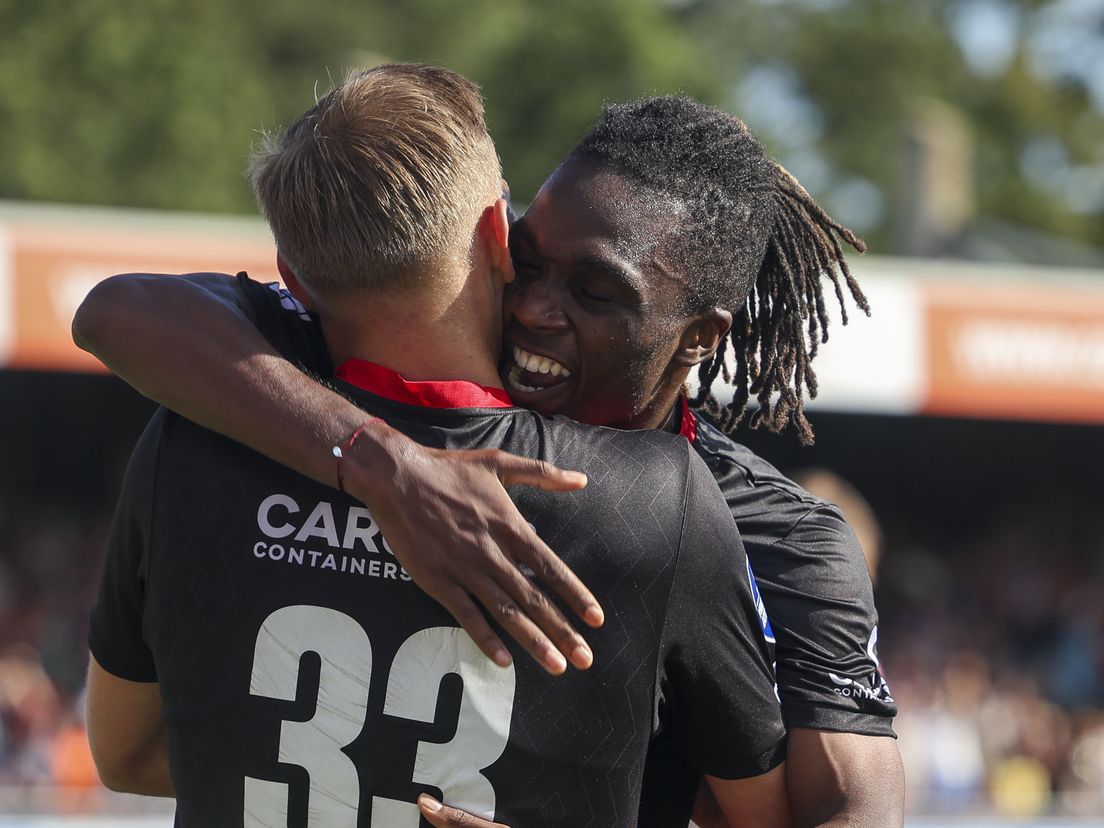 Arthur Zagré valt Julian Baas in de armen na de 1-1 van Excelsior tegen Ajax