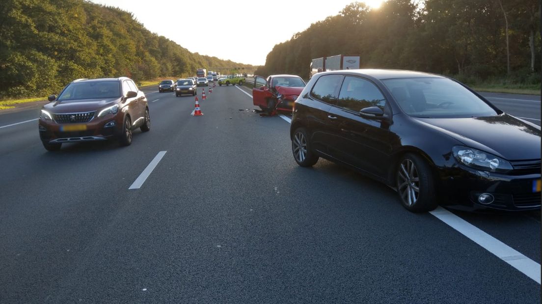 Op de A12 bij Ede richting Arnhem is woensdagavond twee keer een ongeluk gebeurd op dezelfde plek.