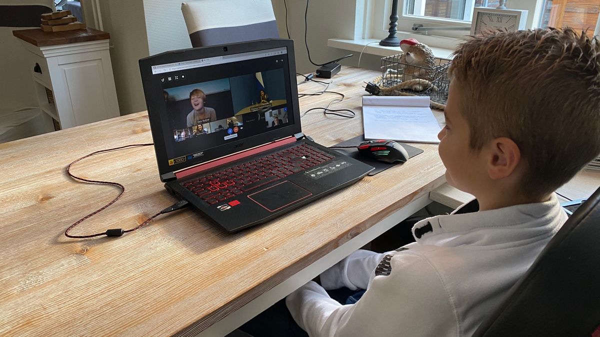 Jesse (11) interviewt Tweede Kamervoorzitter Arib