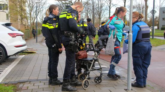 Vrouw met rollator naar ziekenhuis na aanrijding. Vrouw met rollator naar ziekenhuis na aanrijding.