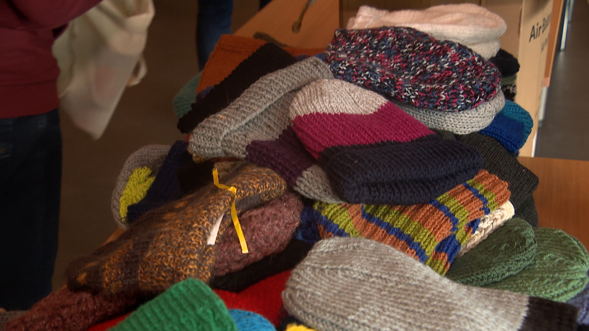 Zeeuwse vrijwilligers breiden duizend mutsen