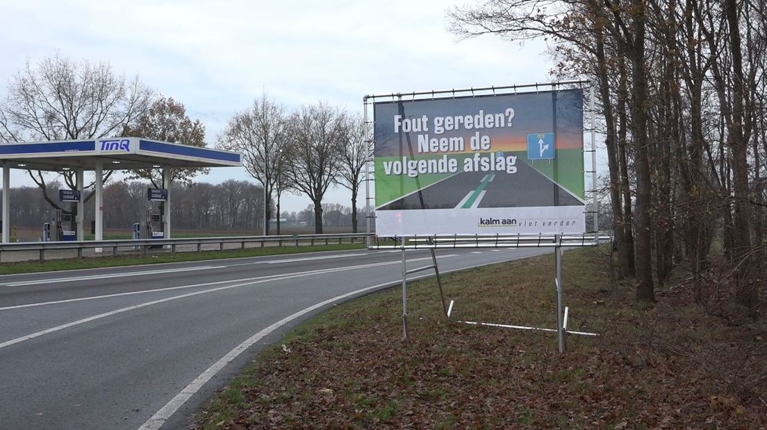 Het onthulde bord langs de N381 bij Beilen (Rechten: RTV Drenthe/Marcel Drent)