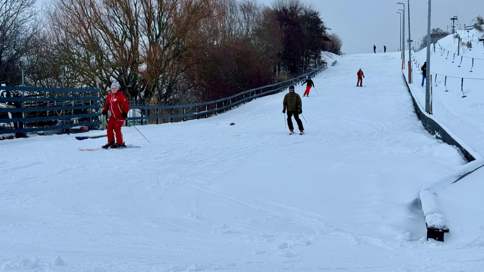 Geen honderden kilometers rijden voor een besneeuwde piste, wintersporters genieten bij Nieuwegein
