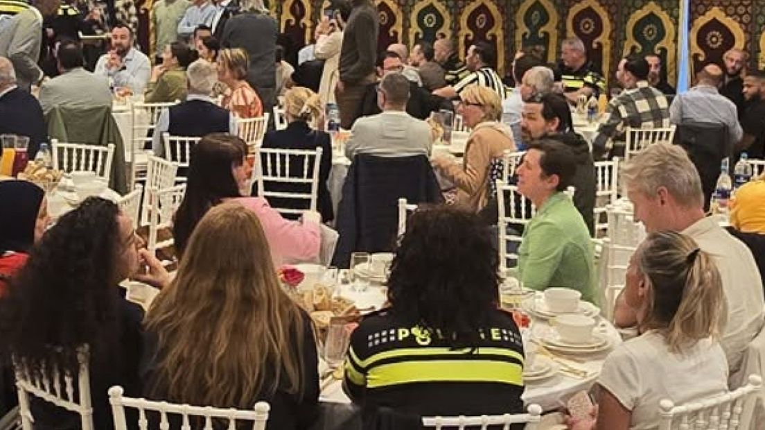 Een door de politie Den Haag georganiseerde iftar