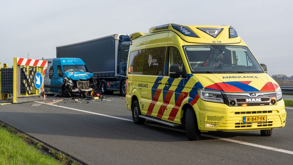 Bestuurder bestelbus ramt pijlwagen op A37 bij Zwartemeer