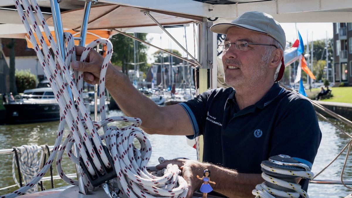 Peter (68) út Burdaard ferbaarnde hast libbend op syn sylboat yn Yndonezië