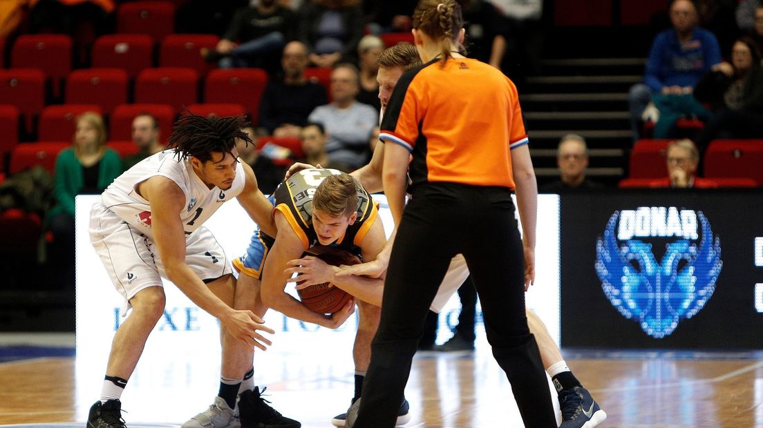 Sean Cunningham in duel met Den Helder-speler Boyd van der Vuurst de Vries